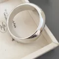 Bracciale rigido geometrico argento intrecciato ondulato, dettaglio minimalista elegante. - Stile Largo Geometrico Torto / Argento