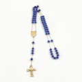 Elegante collar de rosario de cuentas facetadas azules de 6 mm con cruz y medalla doradas. - Azul 6mm