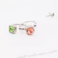 Anillos abiertos minimalistas de acero de titanio con piedras verdes y melocotón. - Talla única / Dorado