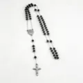 Vista detallada del collar de rosario con cuentas facetadas negras y cruz de plata. - Negro 6MM