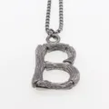 Collar con colgante de letra B de acero inoxidable con diseño de textura de madera. - Letra B