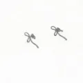 Pendientes de tuerca con lazo plateado minimalista para mujer, diseño chic de moda. - Lazo / Color acero
