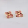 Pendientes elegantes de flores de cuatro pétalos, tachuelas retro de acero inoxidable esmaltado rosa. - Rosa carne