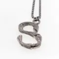 Collier pendentif lettre S en acier inoxydable avec chaîne à billes texture bois variante - Lettre S