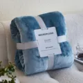 Detailopname van een blauwe microplush fleece deken met cadeauverpakking op een bank - Alleen Deken / 70*100CM / Grijsblauw