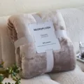 Close-up van een gevouwen taupe microplush flanellen deken in lintverpakking - Khaki Grijs / 120X200CM Met Lint