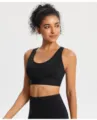 Detalles del sujetador deportivo negro con copas fijas, tejido transpirable y diseño trasero. - S / Negro