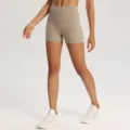 Pantaloncini da yoga sportivi a vita alta in cachi, variante di abbigliamento fitness. - Kaki