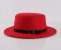 Cappello in feltro rosso con corona piatta e cintura in pelle nera, elegante copricapo. - Taglia unica / Stile Anello in Pelle / Rosso