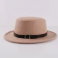 Cappello piatto classico in lana con cintura in pelle nera e fibbia per autunno. - Taglia unica / Stile Anello in Pelle / Cammello