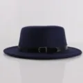 Dettaglio del cappello piatto in feltro di lana vintage con cintura in pelle nera e fibbia. - Taglia unica / Stile Anello in Pelle / Blu navy