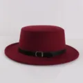 Classico cappello in feltro rosso piatto con cintura in ecopelle nera e fibbia. - Taglia unica / Stile Anello in Pelle / Borgogna