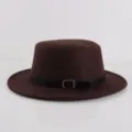 Cappello piatto in feltro marrone con cinturino in pelle nera e fibbia, stile vintage. - Taglia unica / Stile Anello in Pelle / Caffè