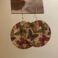 Boucles d'oreilles rondes en liège et cuir imprimé papillon avec crochets dorés, élégantes. - Style Imprimé Papillon Vintage