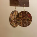 Chics boucles d'oreilles pendantes en cuir rond avec motif de village européen artistique. - Style Architecture Européenne Vintage