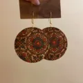 Boucles d'oreilles rondes imprimées en cuir de style chinois avec crochets dorés. - Style Rond Imprimé Chinois Moderne