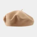 Detailed close-up of a cozy beige wool beret, soft felt texture, classic French style hat. - Recommended Head Circumference 56-59 cm (Elastic, Non-adjustable) / Camel