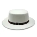 Cappello fedora piatto bianco in feltro con cinturino in pelle marrone e fibbia metallica. - Taglia unica / Stile Anello in Pelle / Bianco