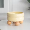 Ciotola per animali in ceramica con piedini in legno, ciotola rialzata gialla per cani e gatti. - Giallo Locke - Supporto Sfera in Legno Doppio Strato