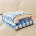 Blaue und weiße karierte Flanell Haustierdecke mit süßen rosa Pompons, warm und gemütlich. - S (Empfohlen unter 8 Jin) / Bestseller * INS Cremeblau