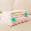 Flauschige Haustierdecke mit rosa Karomuster und grünen Bommeln, warme Flanell Katzenmatte. - S / INS Creme Karierter Stil / Creme-Rosa