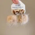 Schicke Plüsch Bommel Ohrringe für Damen, elegante flauschige Hängeohrringe im Winter. - 3# Ohrringe mit 925er Silberstift - Kaffeebraun - Kurz
