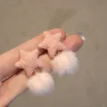 Orecchini a stella in maglia rosa con pompon soffici, graziosi orecchini a lobo invernali. - Stile Stella (1#)