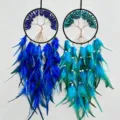 Levensboom dromenvanger met blauwe en turquoise veren en stenen decoratie - Lapis lazuli / 63cm