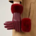 Elegantes guantes de invierno de cuero rojo vino con gruesos puños de piel para mujer. - Talla única / Burdeos