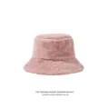 Dettaglio del cappello alla pescatora di peluche rosa, texture morbida - Taglia unica / Rosa