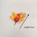 Maßdetailansicht eines 10 cm langen Thanksgiving-Herbstahornblatt- und Beerenzweigs - Hellgelb Ahornblatt Apfel Beere Stil (T-006) / Einzelpackung