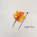 Detailansicht eines 10 cm künstlichen Herbst Ahornblatt-Stiels mit Beeren Deko - Kurkuma Verlauf Ahornblatt Orange Beere Stil (T-013) / Einzelpackung