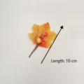 Detailansicht eines künstlichen Ahornblatt-Zweiges mit orangefarbenen Beeren, Länge 10 cm. - Gelb Rot Verlauf Ahornblatt Hellorange Beere Stil (T-014) / Einzelpackung