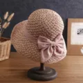 Elegante handgeweven strooien zonnehoed voor dames met een decoratieve grote roze strikaccent - Stijl met Zijstrik / Roze