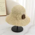 Handgeweven beige strooien zonnehoed met decoratieve gehaakte bloemen voor vakantie - Rijst en Koffie Bloem Stijl / Beige