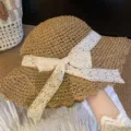 Handgeweven kaki strohoed met elegante witte kanten strik voor zonbescherming op strand - Strik Lint Stijl / Khaki