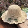 Handgemaakte geweven beige strohoed met een gehaakte bloem en groene bladeren decoratie - Blad En Bloem Stijl / Beige