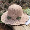 Stijlvolle handgebreide roze strooien zonnehoed met bloem- en bladdetails voor strandvakantie. - Blad En Bloem Stijl / Roze