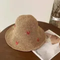 Handgeweven beige strohoed met rode geborduurde hartjes voor zomerse strandvakantie - Hart Borduurwerk Stijl / Khaki