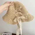 Handgeweven beige strooien zonnehoed met elegant kanten strikje voor strandvakantie - Stijl met kruisband op de rug / Broken Wit