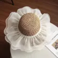 Handgeweven strohoed met een brede romantische witte tule ruche rand voor de strandvakantie - Parel Dubbellaags Garen Stijl / Khaki