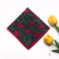 Vista detallada del pañuelo de bolsillo de jacquard con un patrón de rosas rojas. - Estilo 1