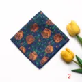 Primer plano detallado de pañuelo de bolsillo jacquard azul oscuro con elegante motivo de rosas. - Estilo 2