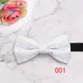 Vista detallada de pajarita geométrica floral blanca para hombre con correa negra de negocios. - Blanco