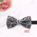 Vista detallada de la pajarita formal para hombre con patrón geométrico negro y plateado. - Negro Plata
