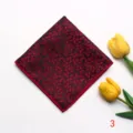 Primer plano detallado del pañuelo de bolsillo jacquard floral rojo para traje formal. - Estilo 3