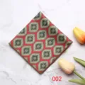 Nahaufnahme des roten geometrischen Musterns Männertaschentuchs, feiner Vintage-Stoff. - Farbe 002