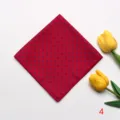 Pañuelo de bolsillo rojo de jacquard con diseño de puntos azules, accesorio elegante formal. - Estilo 4