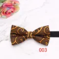 Vista detallada de una elegante pajarita marrón y dorada para hombre en traje formal. - Bronce