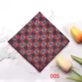 Primer plano de los detalles del pañuelo de bolsillo geométrico rojo, accesorio elegante. - Color 005